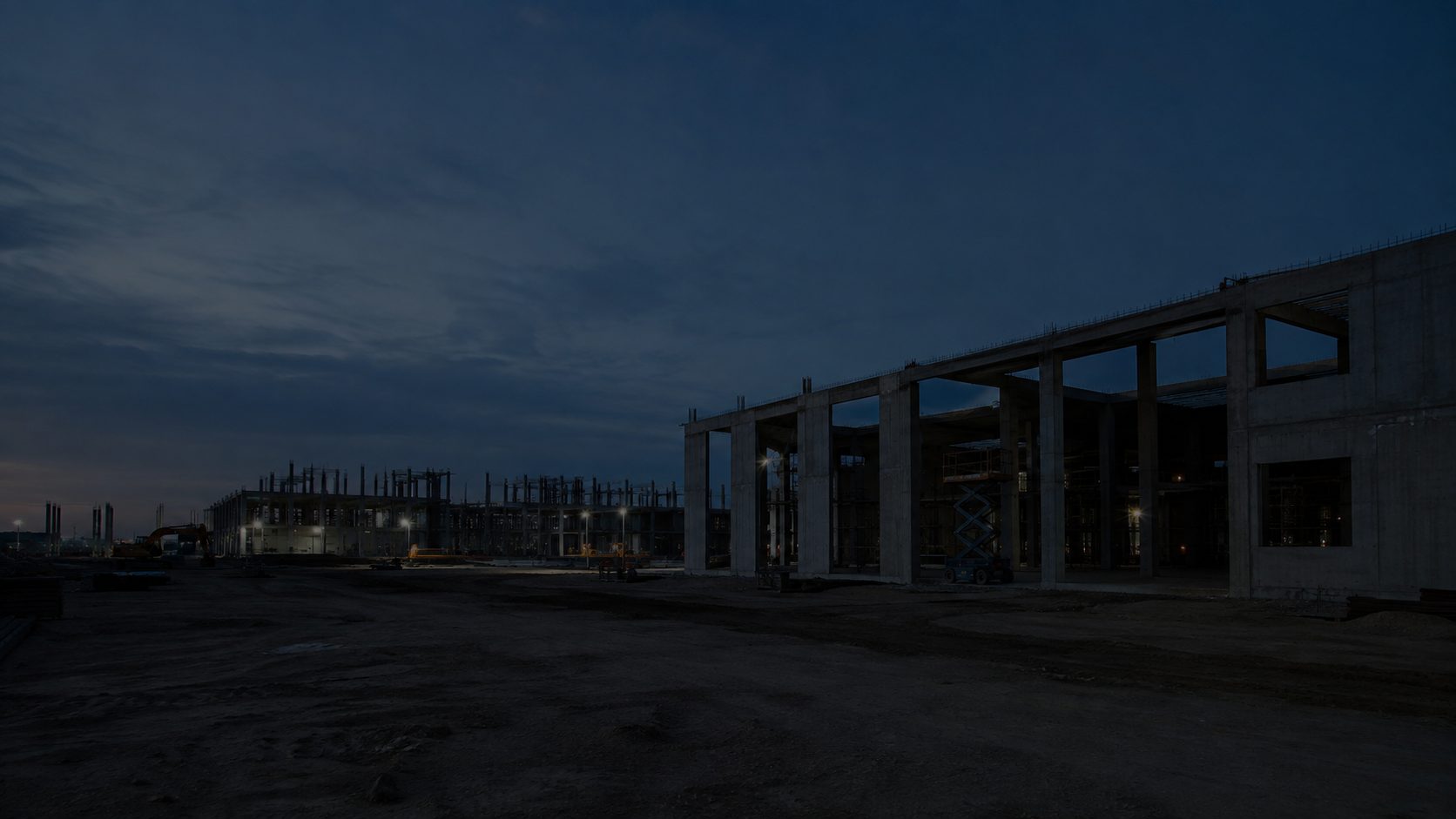 Obra de construcción al anochecer