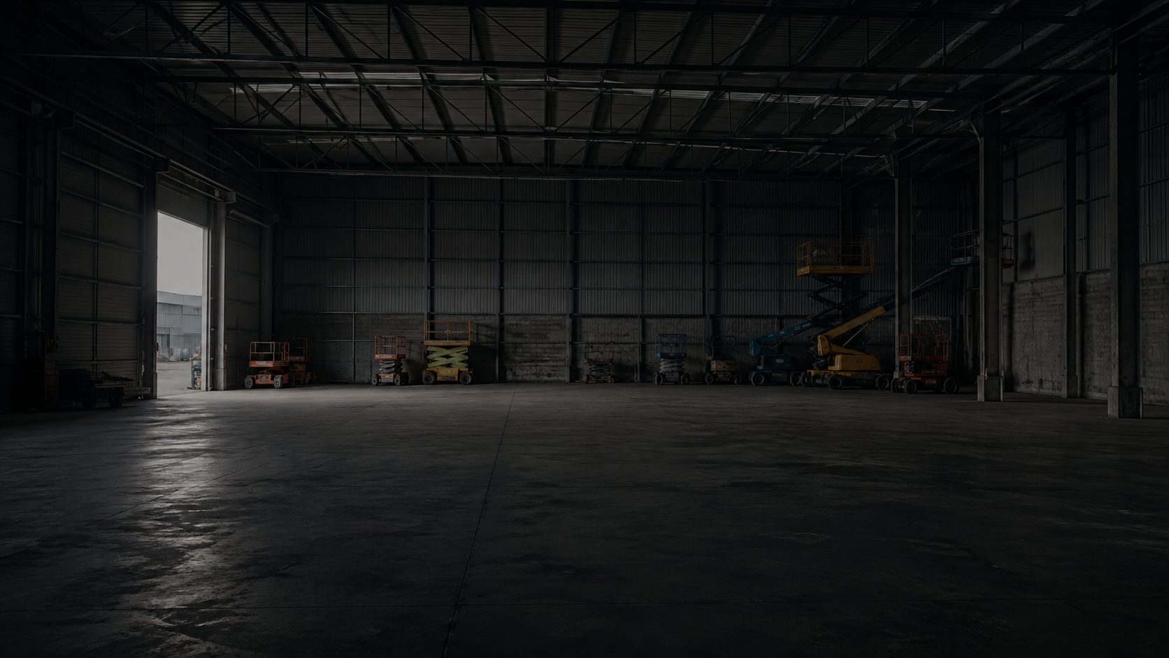 Galpón industrial en penumbra con plataformas estacionadas